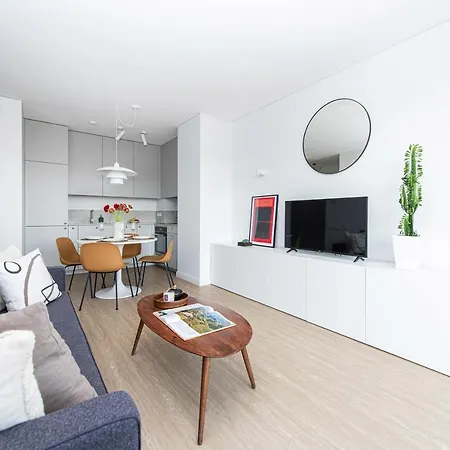 New Modern Apt W-airconditioning, Balcony, Garage Parking, By Cohost Apartament