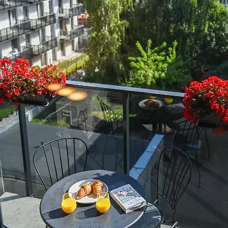 New Modern Apt W-airconditioning, Balcony, Garage Parking, By Cohost Apartamento