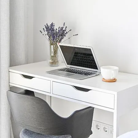 New Modern Apt W-airconditioning, Balcony, Garage Parking, By Cohost Wilna