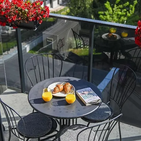 Apartmán New Modern Apt W-airconditioning, Balcony, Garage Parking, By Cohost