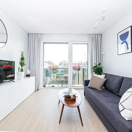 New Modern Apt W-airconditioning, Balcony, Garage Parking, By Cohost