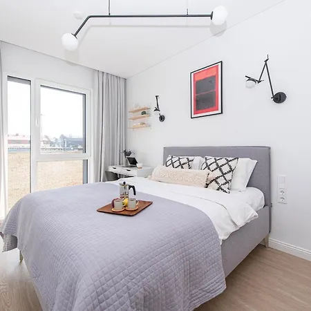 New Modern Apt W-airconditioning, Balcony, Garage Parking, By Cohost