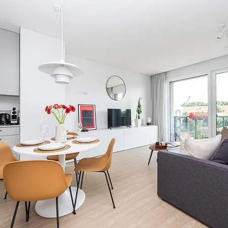 New Modern Apt W-airconditioning, Balcony, Garage Parking, By Cohost Apartment *